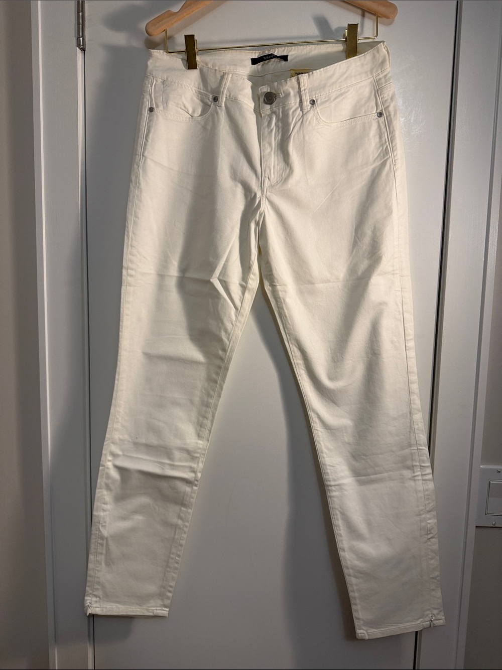 Tahari White Women's Pants with Silver Button size 8